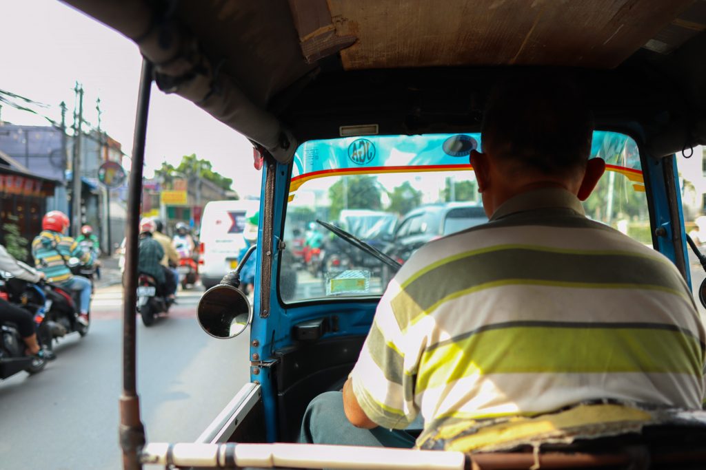 Tuk Tuk Fahrt durch die Straßen Jakartas