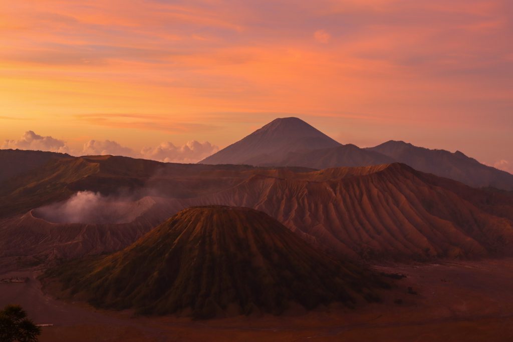 Das Bild zeigt den Bromo Tengger Semeru Nationalpark bei Sonnenaufgang.