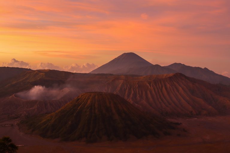 Das Bild zeigt den Bromo Tengger Semeru Nationalpark bei Sonnenaufgang.
