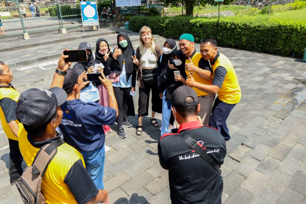 Umzingelt von vielen indonesichen Leuten die mit mit ein Bild haben wollten.