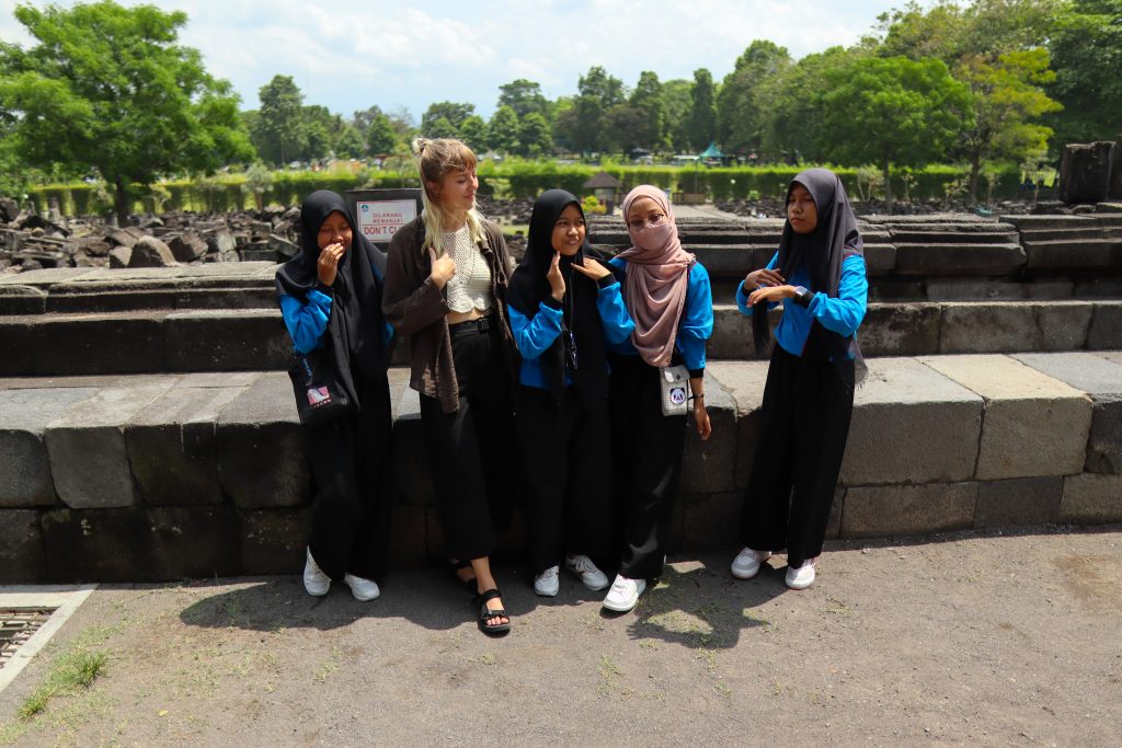 Umzingelt von indonesischen Schulmädchen, die mit mir unbedingt ein Bild machen wollten.