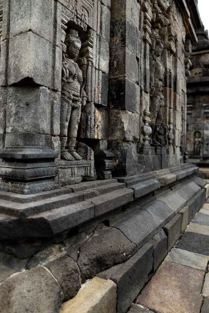Detailaufnahme der Verzierungen an einem Schrein des Prambanan Tempels.