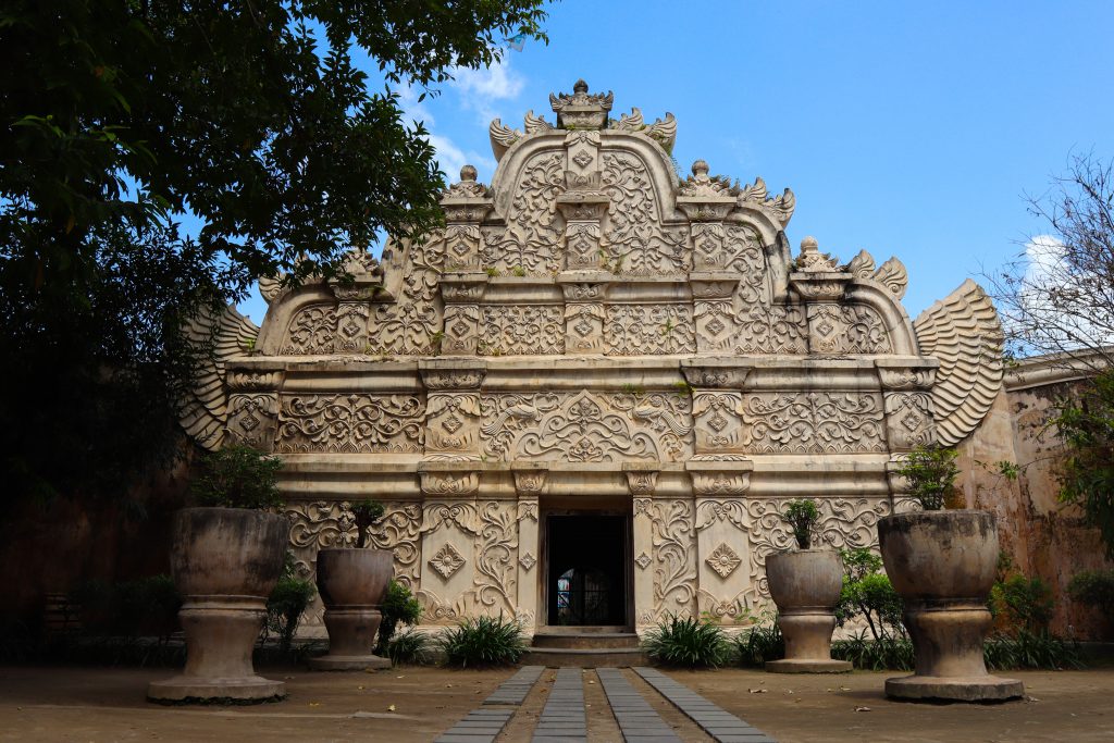 Das reich verzierte Eingangstor zum Taman Sari Wasserschloss in Yogyakarta auf der Insel Java in Indonesien