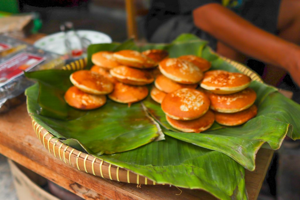 Unscharfte Nahaufnahme von Streetfood in Yogyakarta