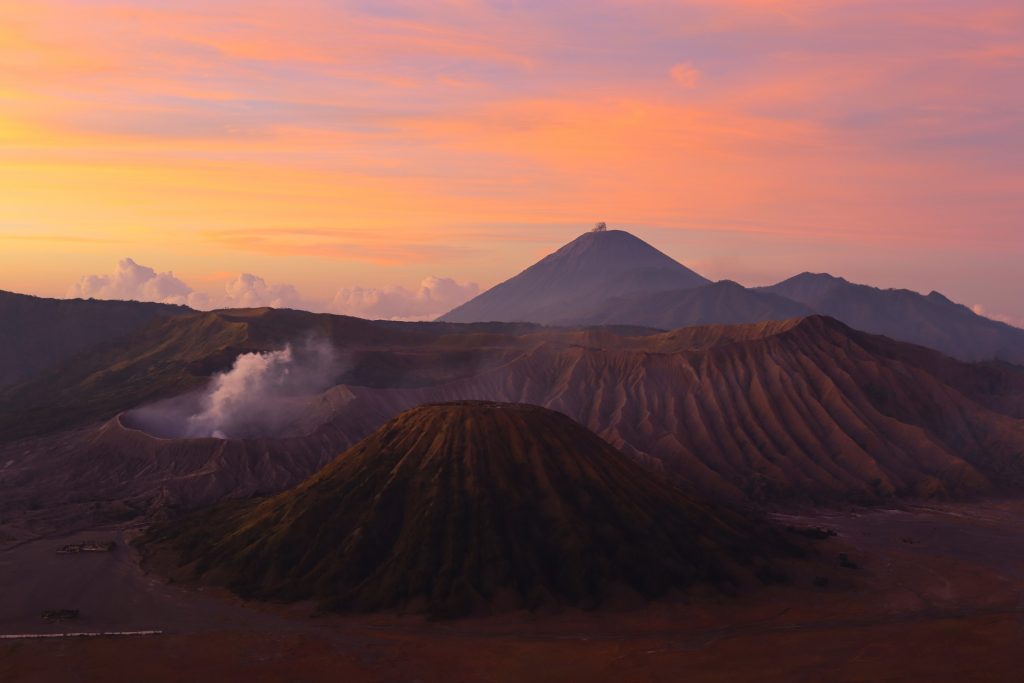 Das Bild zeigt ein Panorama des Bromo Tengger Semeru Nationalparks auf der Insel Java in Indonesien.