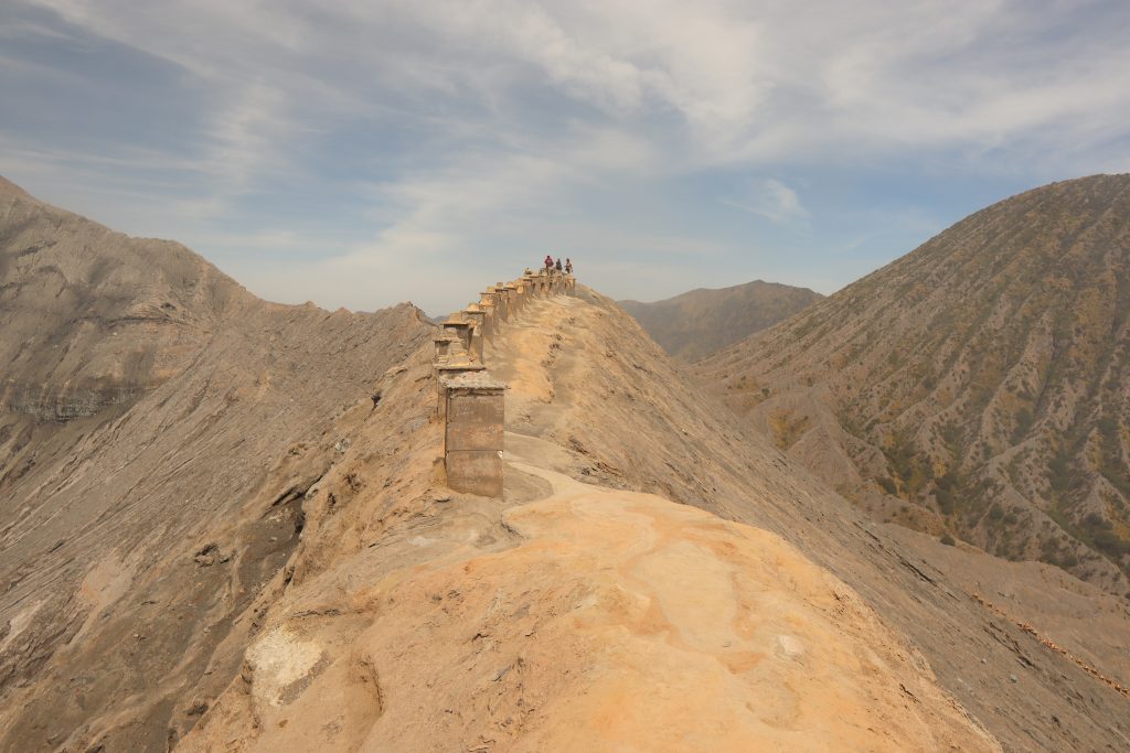 Das Bild zeigt den Kraterrand mit einer Mauer des Bromo Vulkans in Indonesien