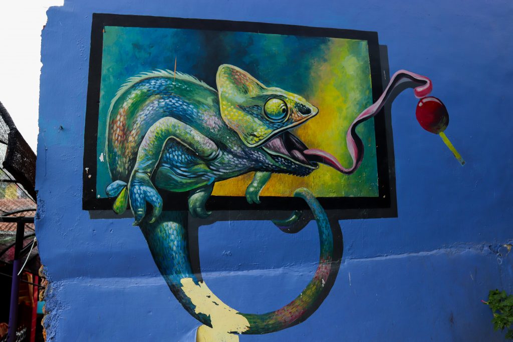Streetart eines Chamäleons im Stadtteil Jodipan in der Stadt Malang in Indonesien