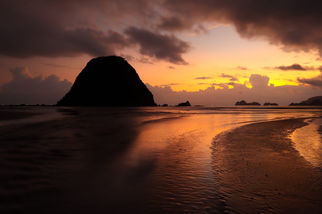 Sonnenuntergang in Pulau Merah in Indonesien