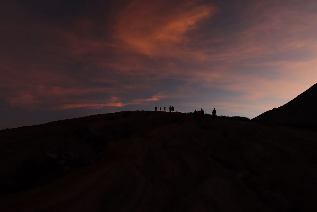 Krater des Ijen Vulkans bei Sonnenaufgang