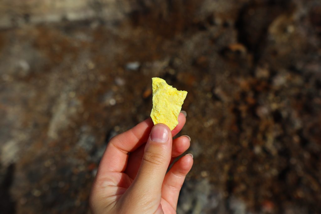 Natürlich vorkommender Schwefel am Ijen Vulkan in Indonesien auf Java