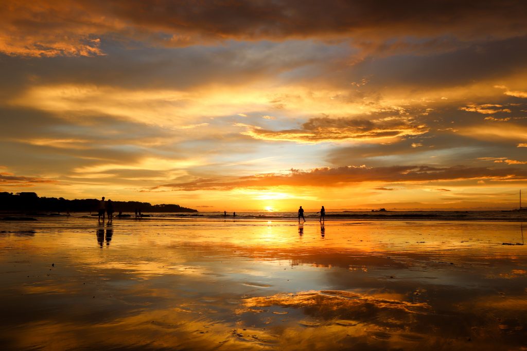 Sonnenuntergang mit Spiegelung in Tamarindo in Costa Rica.