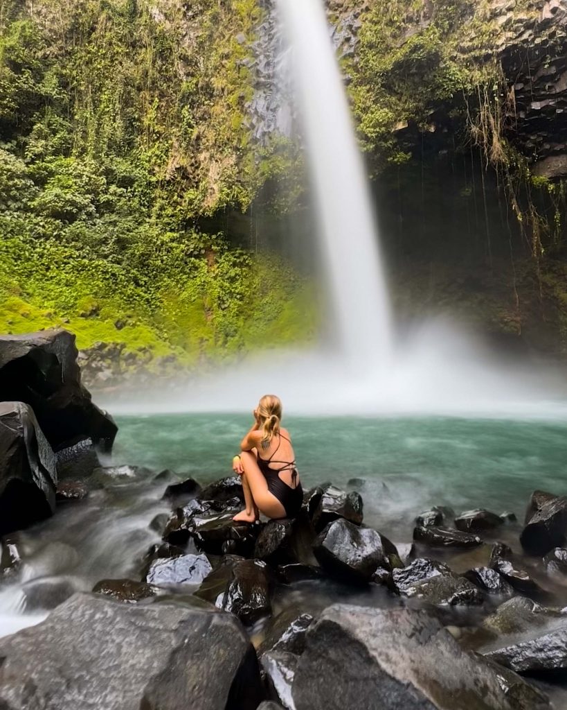 Ich am Fuße des La Fortuna Wasserfalls