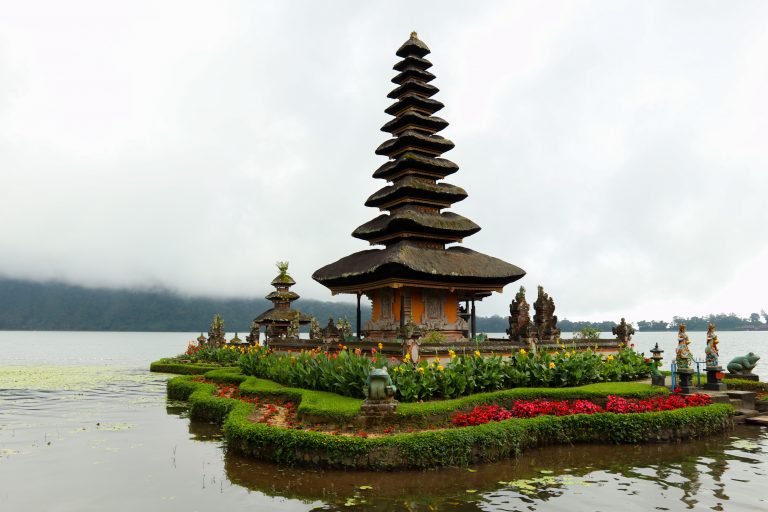Tempel "Pura Ulun Danu Bratan" auf Bali im Kratersee des Vulkans "Bratan" gelegen.