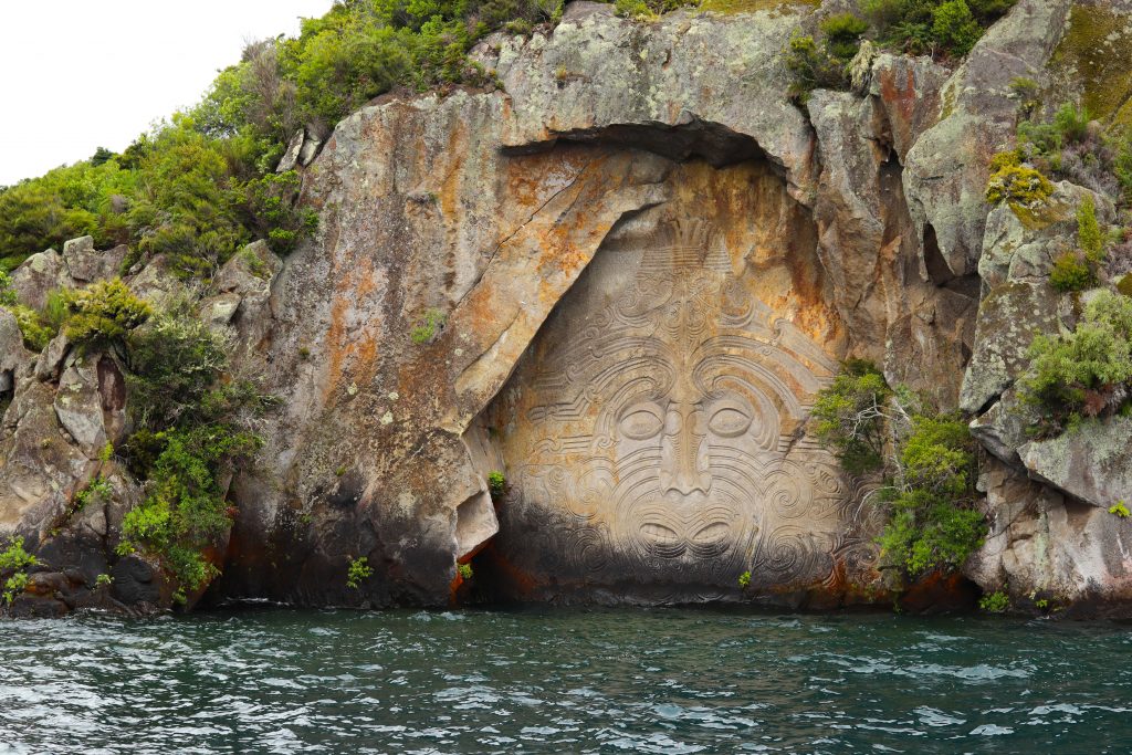 Steingravuram am Tauposee in Neuseeland