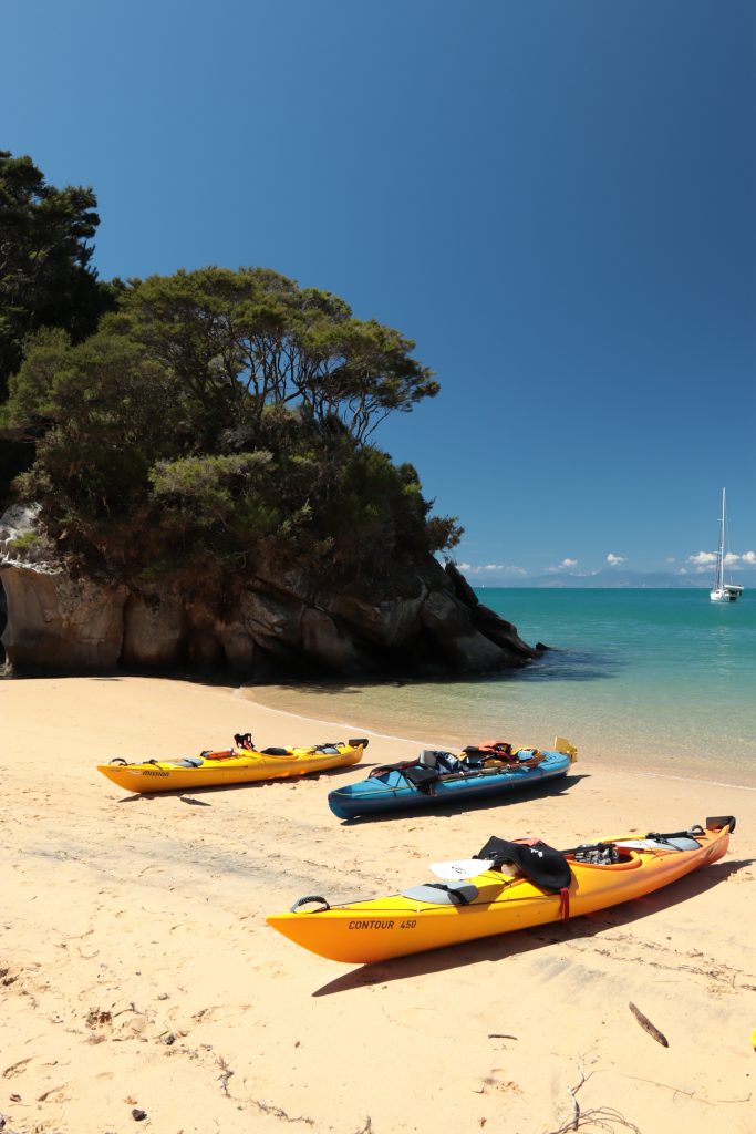 Kanutour entlang des Strandes vom Abel Tasman Nationalpark auf der Südinsel von Neuseeland