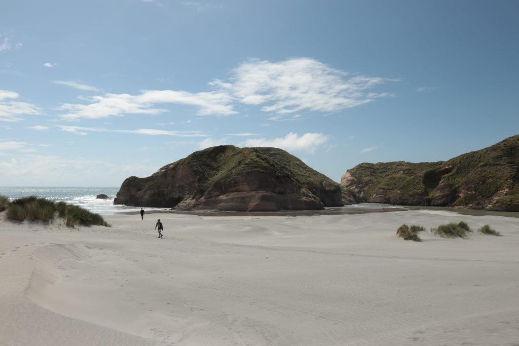 Super feiner Sandstrand am Wharariki Beach in Neuseeland