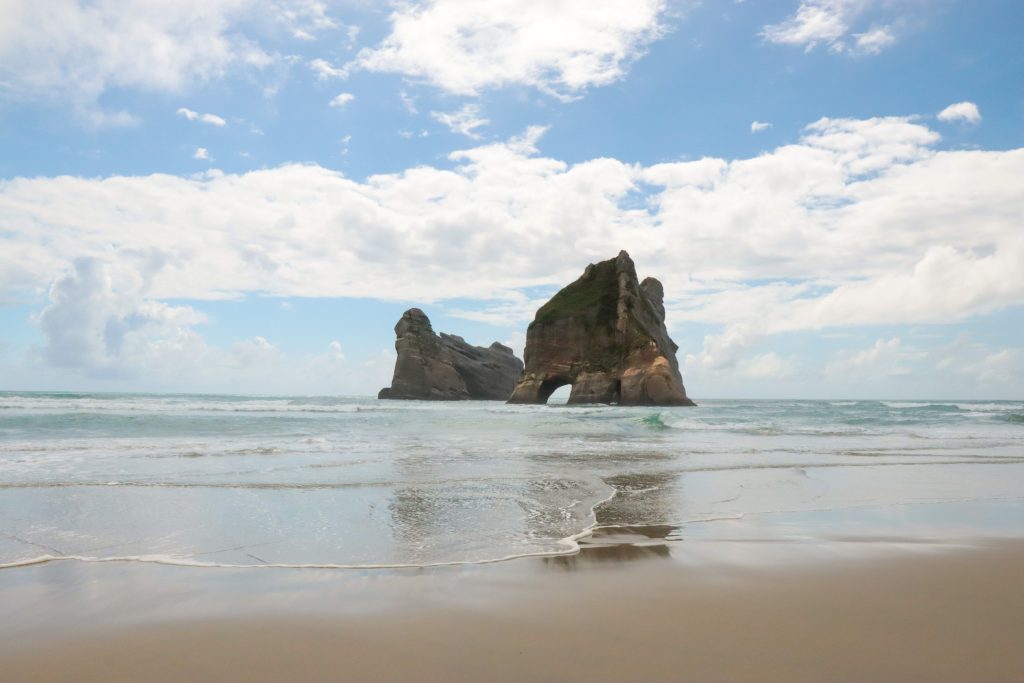 Ikonische Felsformationen am Wharariki Beach